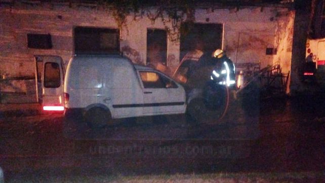 Tres vehículos fueron consumidos por un incendio en repartición provincial: sería intencional