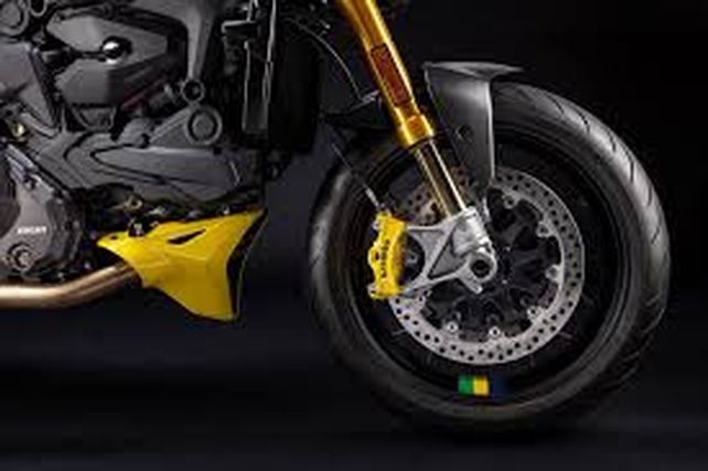 Las llantas son de aluminio forjado con etiqueta bicolor amarillo, verde y azul.
