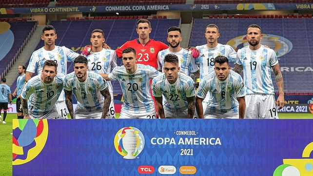 Argentina logró su primer triunfo en la Copa América tras vencer a Uruguay por 1-0 en Brasilia.