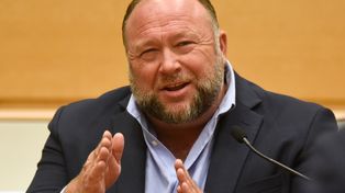 ¿Con la condena a Alex Jones acabará la falsa información en Estados Unidos?