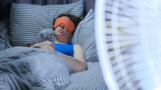 Cómo dormir mejor durante la ola de calor: consejos prácticos para noches frescas