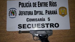 Una mujer denunció que su concubino la agredió y la policía secuestró un arma de fuego
