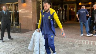 Faena cumplida. Jonatan Gómez se retira del hotel antes del regreso a Rosario. El mediocampista Canalla fue figura ante Inter.