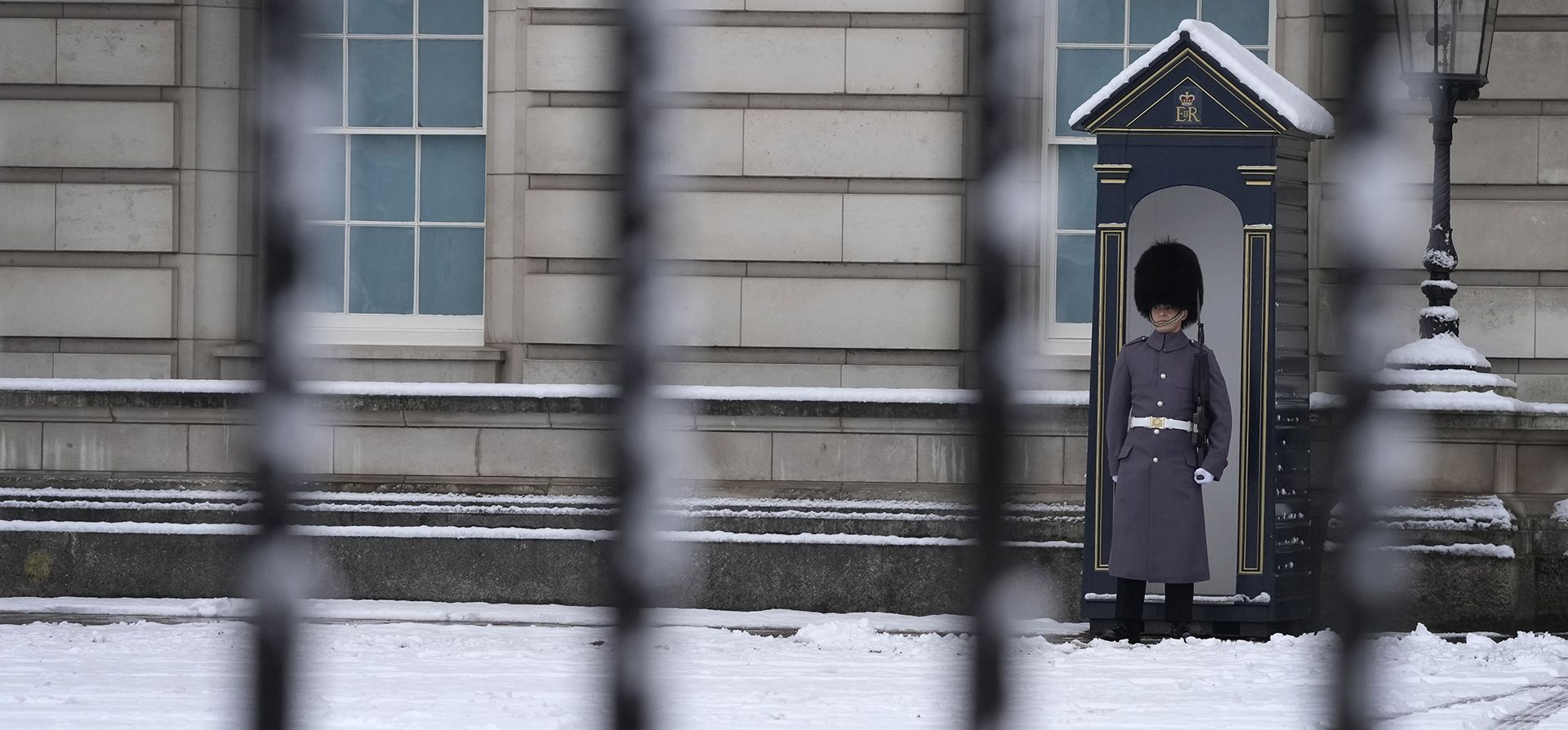 Un miembro de la Guardia se encuentra en el Palacio de Buckingham en Londres, el lunes 12 de diciembre de 2022. La nieve y el hielo han barrido partes del Reino Unido, con condiciones invernales frías que continuarán durante días. (Foto AP/Kirsty Wigglesworth)