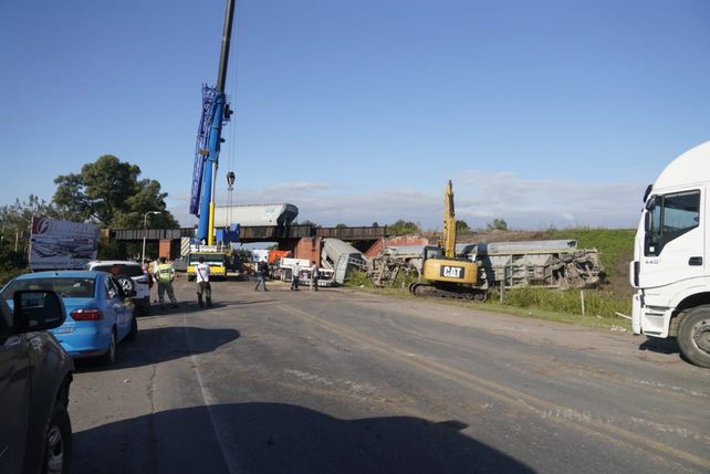 Intenso trabajo para desplazar vagones y reponer la circulación de la ruta 33