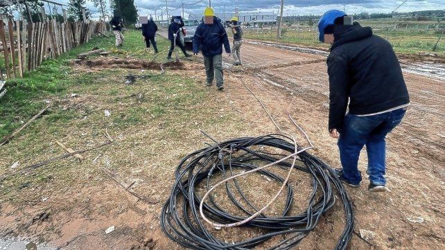Personal policial y de la Cooperativa Eléctrica procedió al retiro de más de mil metros de cable.