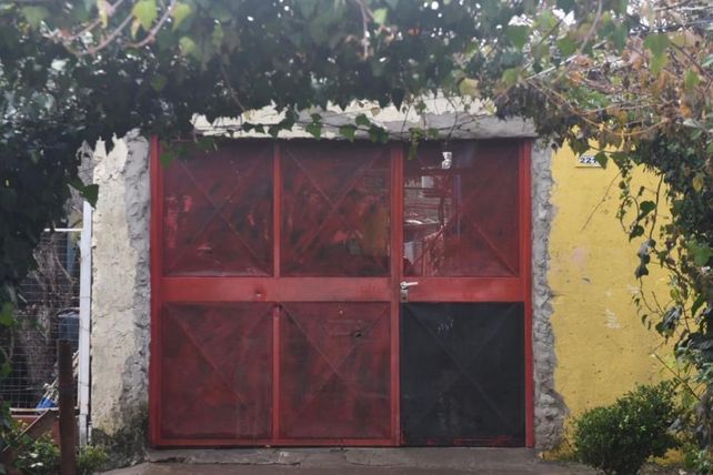 Atropelló a un perro y le balearon la puerta de la casa