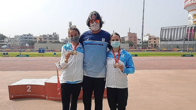 La santafesina Luciana Gómez Iriondo tiene el índice para el Mundial de Nairobi. Aquí junto a su entrenador Maxi Troncoso y Sofía Hryncyszyn en Lima.