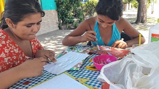 En Santa Elena una mujer hace carpetas de cartón para regalar a los chicos