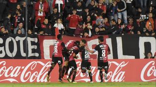Todo Newells celebra una gran noche ante Blooming. El equipo de Heinze quedó líder tras el 0-0 de Santos y Audax.