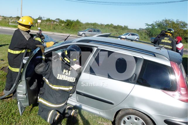 Chocó y tiró abajo una columna de alumbrado público en la ruta 168