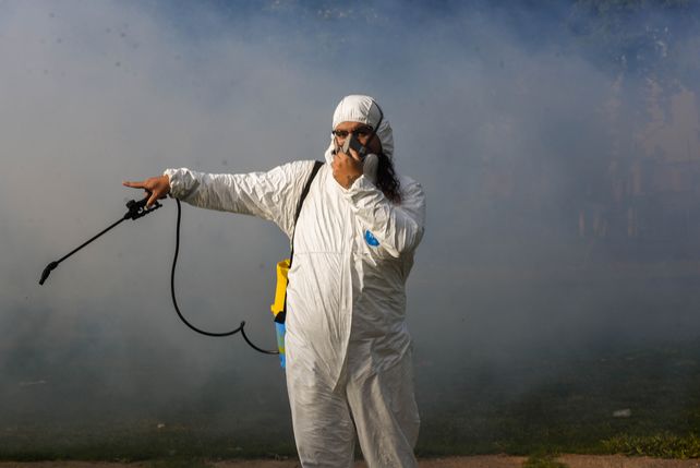 El municipio intensifica la campaña de fumigación para combatir la aparición de mosquitos.
