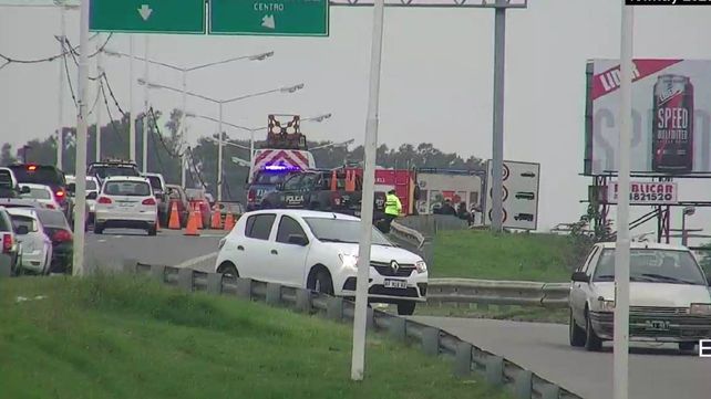 La avenida Circunvalación al este permanece con tránsito interrumpido