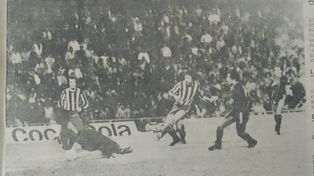 Triunfo canalla. Central derrotó con justicia a Newells en Arroyito por 3 a 1 con dos goles de Bauza y el restante del Toti Iglesias.&nbsp; 