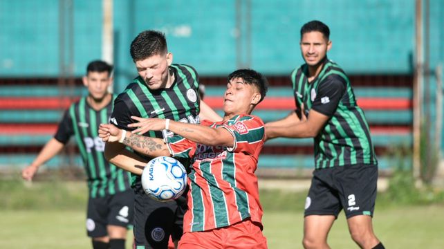 Regional Amateur: Alexis Schmidt (PSM Fútbol) y Micael Bogado (Aguirre) luchan por la pelota. El trámite fue con mucha pierna fuerte.&nbsp; El equipo de Puerto San Martín lo ganó en el final.&nbsp; 