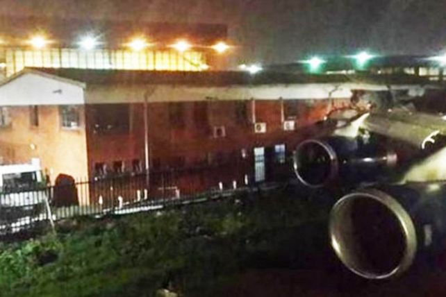 Un avión chocó contra un edificio en un aeropuerto de Sudáfrica