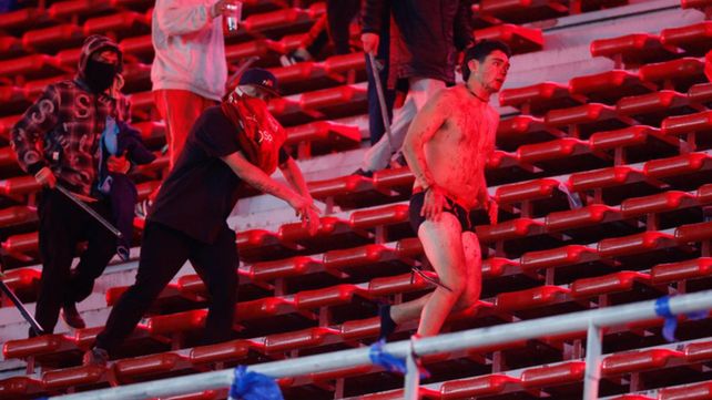 Hinchas de la U. de Chile y de Independiente protagonizaron un caos en Avellaneda.