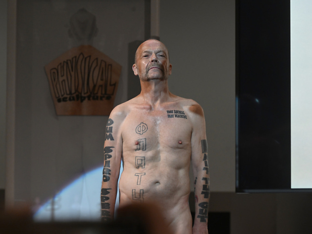 Wolfgang Flatz durante una exhibici&oacute;n o performance anterior a la de este fin de semana.&nbsp;