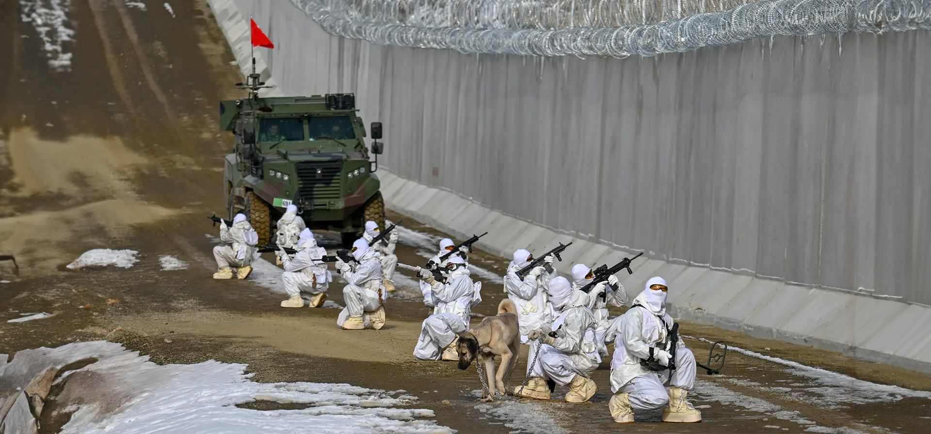 Las fuerzas de seguridad patrullan alrededor del muro construido en la frontera con Irán, Van, Turquía. Fotografía: Anadolu/Getty Images Las fuerzas de seguridad patrullan alrededor del muro construido en la frontera con Irán, Van, Turquía. Fotografía: Anadolu/Getty Images