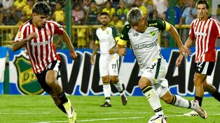 Mateo Aguiar encara en Florencio Varela, ante Estudiantes. Defensa y Justicia visitará en unos días a Newells con buen números.