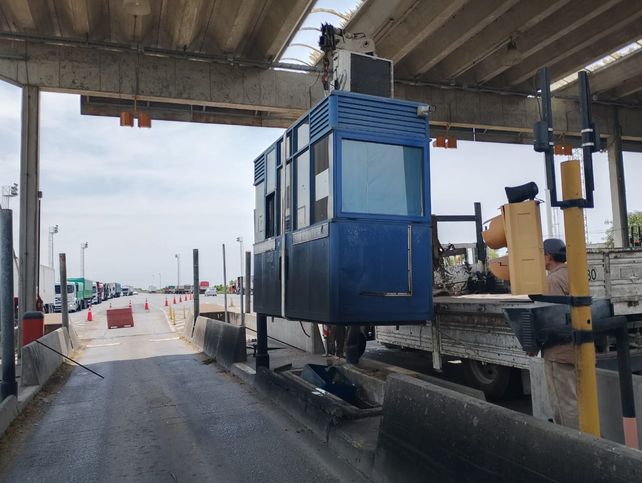 Chau a las cabinas de peaje en el puente Rosario-Victoria. En su reemplazo habrá un sistema automatizado para que se levanten las barreras mediante el cobro por Telepase