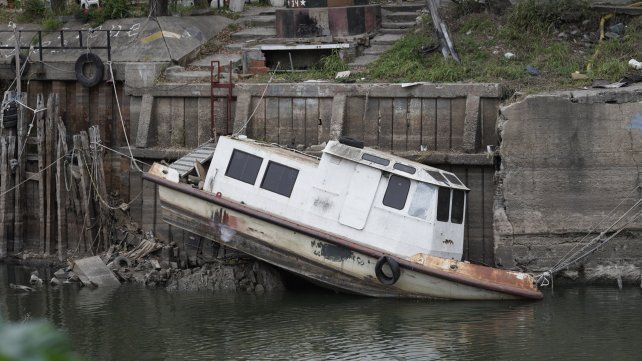 Un viejo bote quedó colgado en la boca del Saladillo.