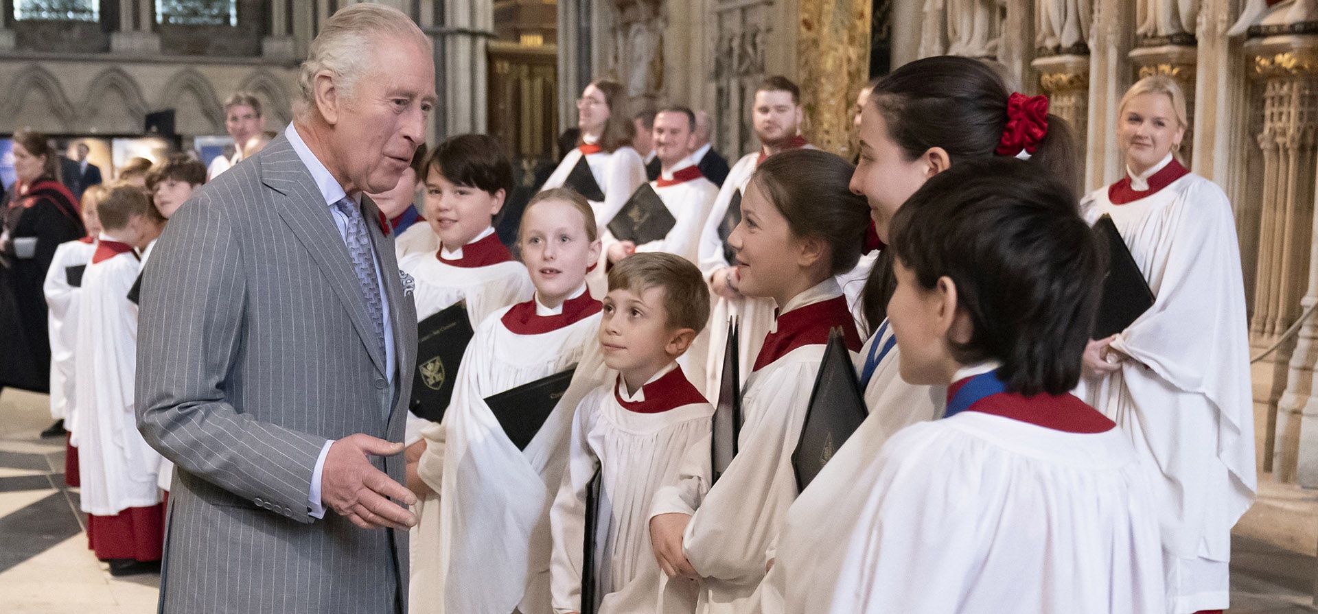 El rey Carlos III de Gran Bretaña, a la izquierda, habla con los niños después de revelar una estatua de la reina Isabel II en la catedral de York, Inglaterra, el miércoles 9 de noviembre de 2022.