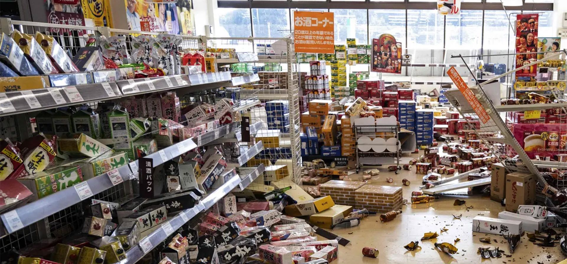 Shiroishi, Japón. Un supermercado está lleno de mercancía en la prefectura de Miyagi después de un terremoto de magnitud 7,3. Fotografía:/AFP/Getty Images