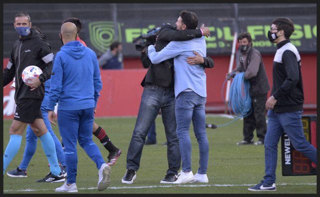 El Negro Gamboa y el Kily González se abrazan al final del partido.