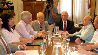 Por los aumentos de tarifas y la inflación invisible del Indec, estatales piden paritarias