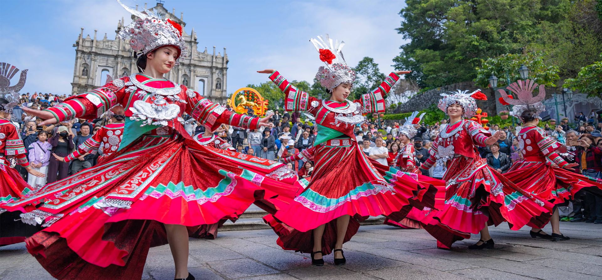 Bailarines de la provincia de Guizhou, en el suroeste de China, actúan en una celebración del festival de primavera frente a las ruinas de San Pablo, Macao, China. Fotografía: Xinhua/Shutterstock Bailarines de la provincia de Guizhou, en el suroeste de China, actúan en una celebración del festival de primavera frente a las ruinas de San Pablo, Macao, China. Fotografía: Xinhua/Shutterstock