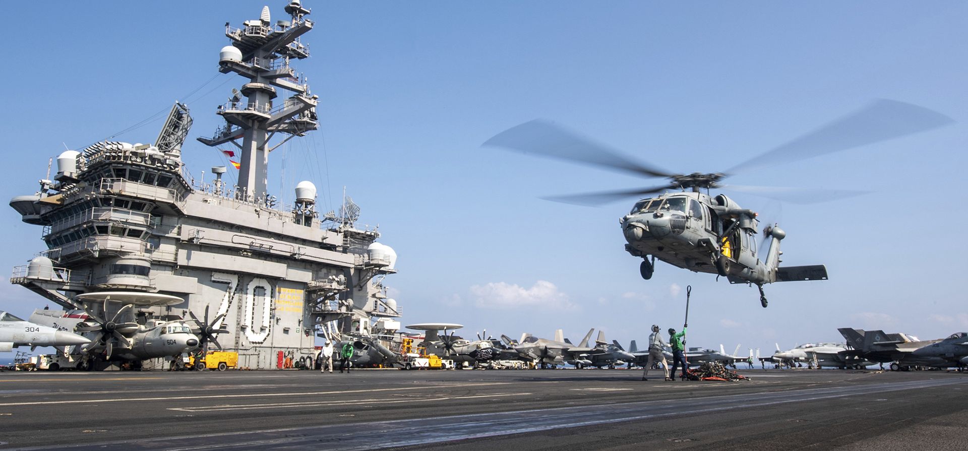 Un helicóptero MH-60S Sea Hawk sobre el portaaviones USS Carl Vinson opera en Oriente Medio, el 12 de abril de 2025. (Nathan Jordan/Armada de Estados Unidos via AP) Un helicóptero MH-60S Sea Hawk sobre el portaaviones USS Carl Vinson opera en Oriente Medio, el 12 de abril de 2025. (Nathan Jordan/Armada de Estados Unidos via AP)