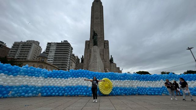 La estructura de globos que Mirna mont&oacute; en homenaje a la bandera argentina.