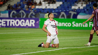 Juanchón García se lamenta por la palomita desperdiciada frente a Godoy Cruz. El atacante de Newells todavía no hizo goles.