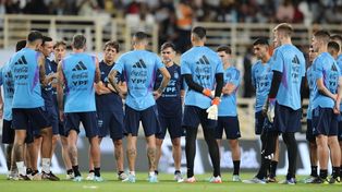 Lionel Scaloni junto a todos los jugadores a horas del debut mundialista.