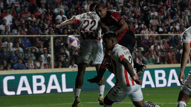 Velázquez ya metió el cabezazo que Mele detuvo a medias y García empujara al gol. 1 a 0 contra Unión.