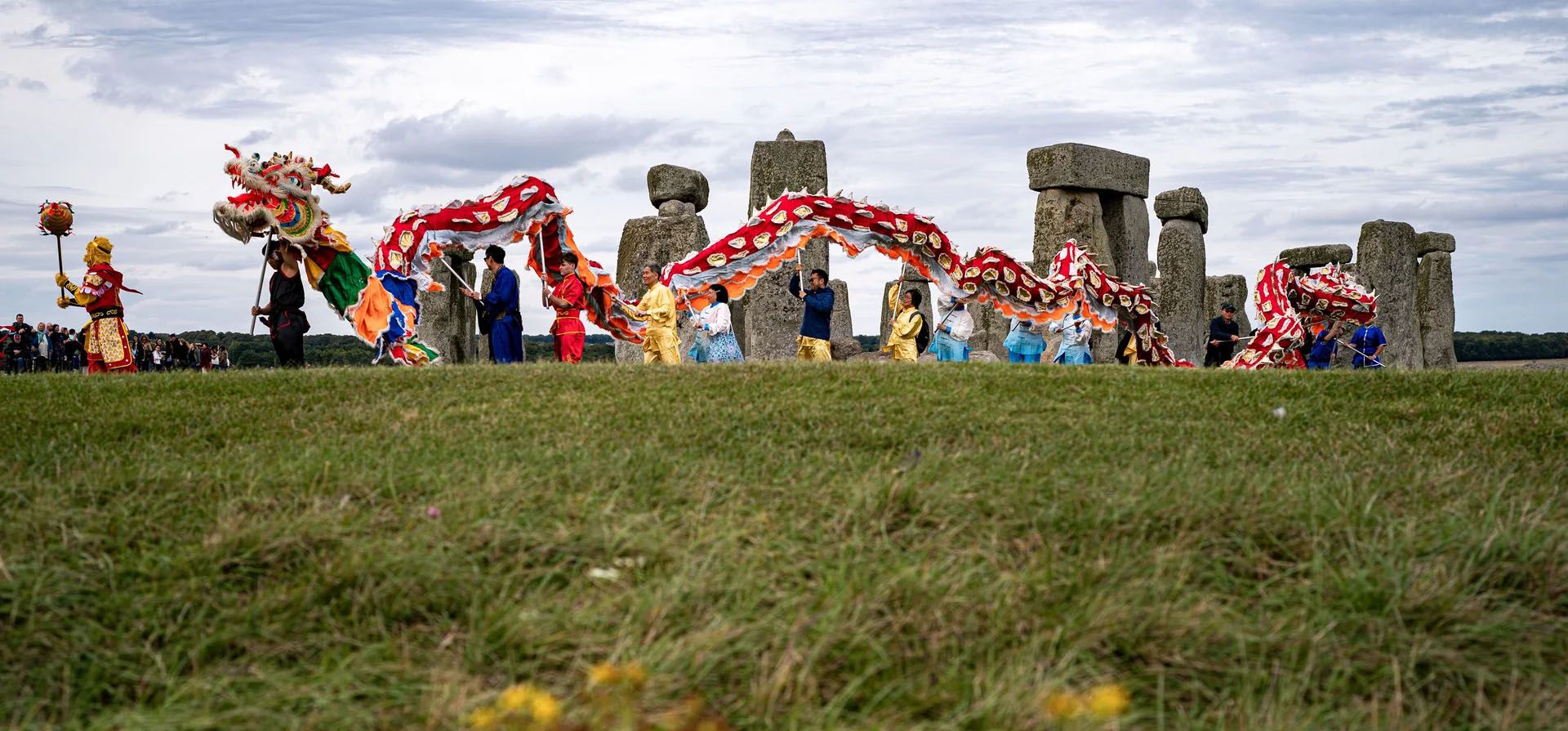 Danza del dragón en Stonehenge para conmemorar el festival chino del medio otoño, Stonehenge, Reino Unido. Fotografía: Ben Birchall/PA Danza del dragón en Stonehenge para conmemorar el festival chino del medio otoño, Stonehenge, Reino Unido. Fotografía: Ben Birchall/PA