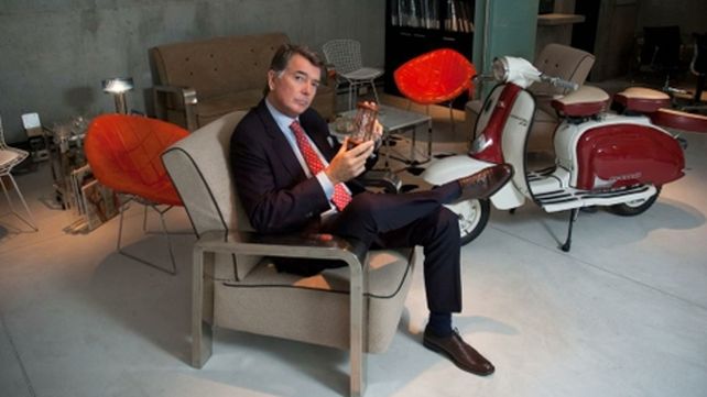 serio. El representante de modelos más renombrado de la Argentina.