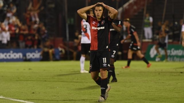 No lo puede creer. Maxi Rodríguez se agarra la cabeza y sufre la derrota leprosa en el último partido en el Coloso.