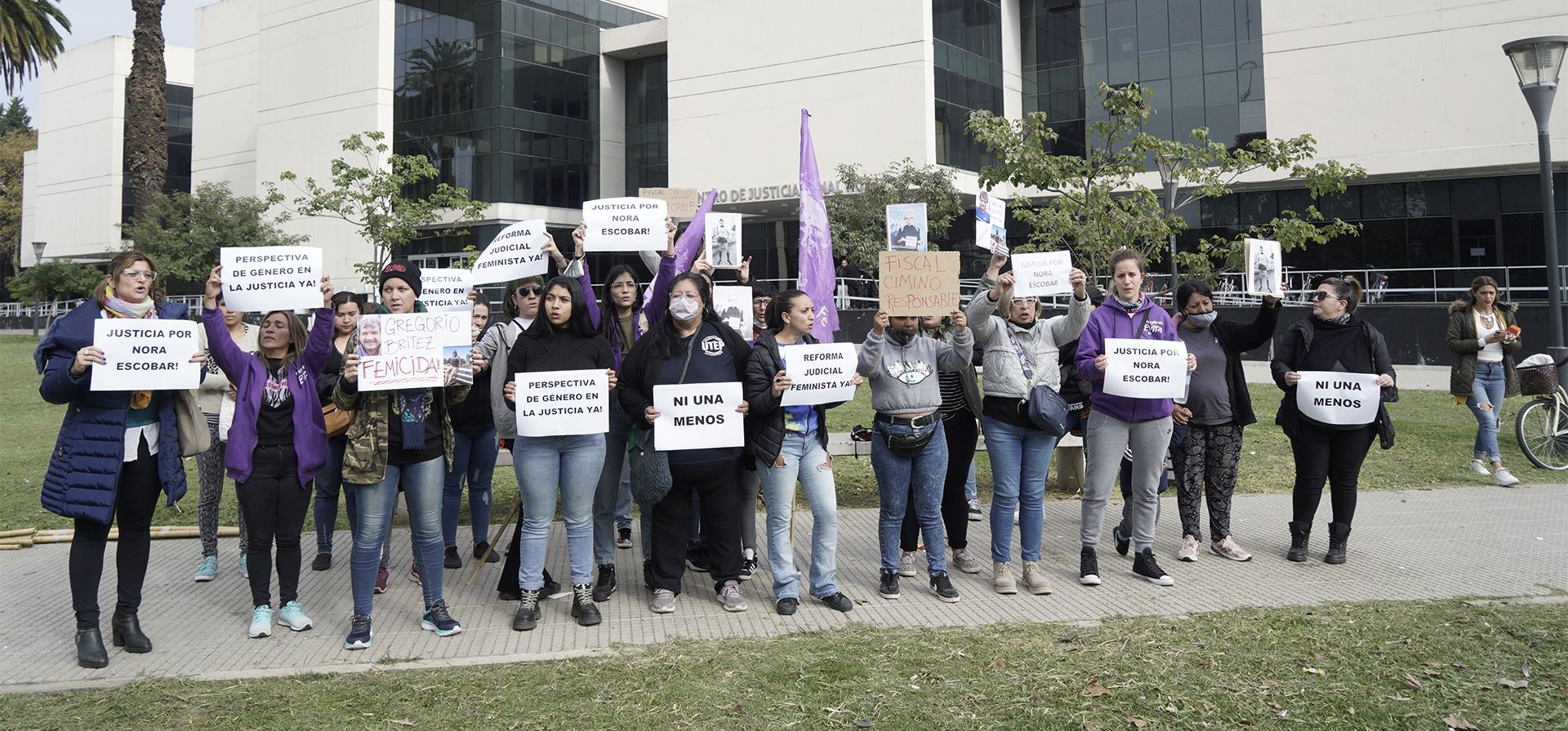 Movilización frente al Centro de Justicia Penal, pidiendo una justicia con perspectiva de genero por el femicidio de Nora Escobar.