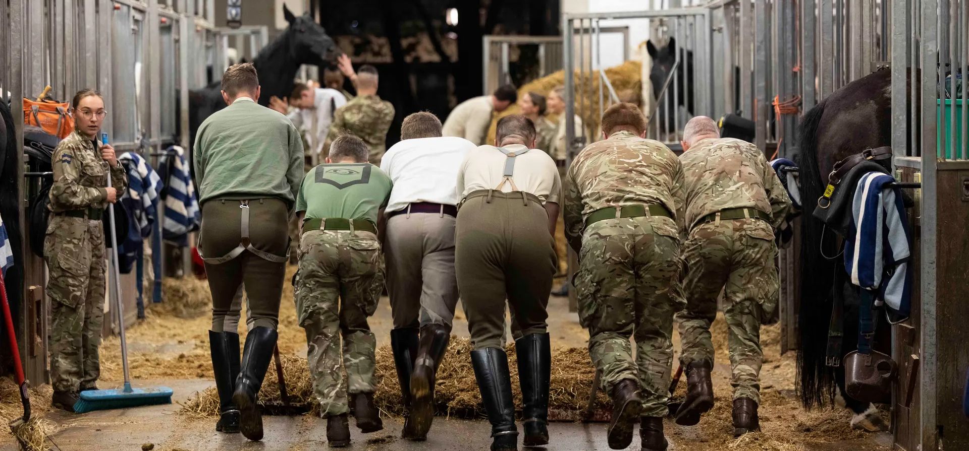 Miembros de la Caballería Doméstica limpian el piso estable en el cuartel de Hyde Park en Londres. Fotografía: Sgt Donald C Todd RLC/UK MOD Crown copyright