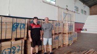 Los dirigentes de Patronato junto a las maderas.