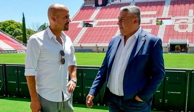 Juan Sebastián Verón y Claudio Tapia dialogan en el estadio de Estudiantes.