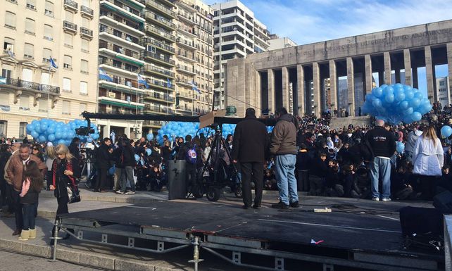 Las fotos de los chicos que juraron lealtad a la Bandera y la aparición de Manuel Belgrano