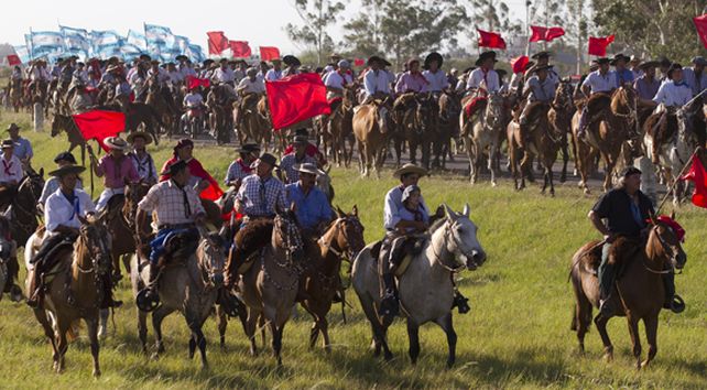 M&aacute;s de 200 mil fieles rindieron homenaje al Gauchito Gil en Corrientes