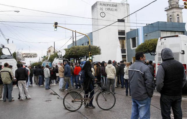 Los vecinos se congregaron frente a la municipalidad de la localidad bonaerense.