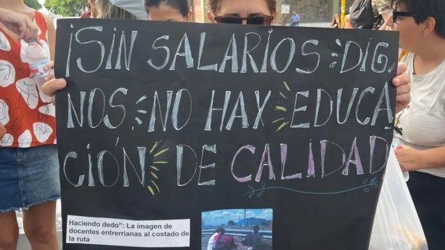 Docentes se movilizaron en rechazo de la última propuesta salarial del Gobierno mientras Frigerio inauguraba el ciclo lectivo 2025 en Los Charrúas&nbsp;