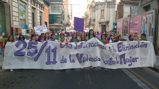 Multitudinaria marcha en Rosario contra la violencia hacia las mujeres