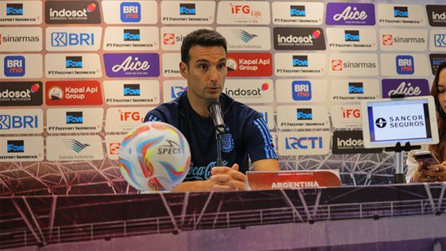 Scaloni y una bomba en la conferencia.