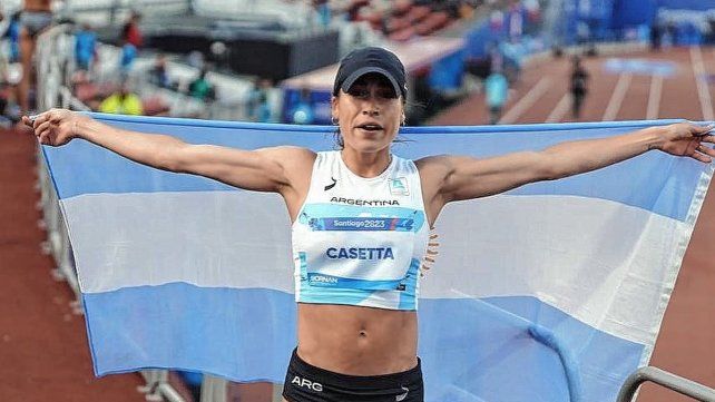 Belén Casetta con la bandera argentina en alto.